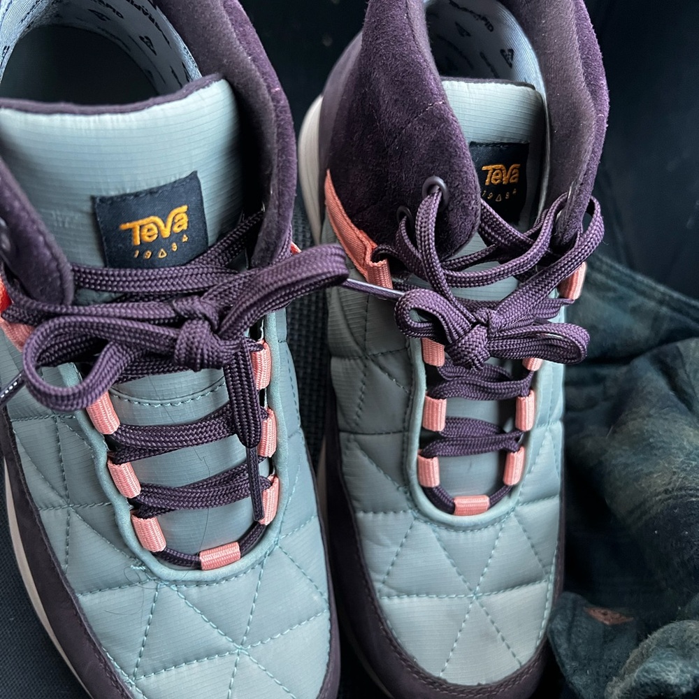 Teva snow boots 9.5 - Picture 2 of 4